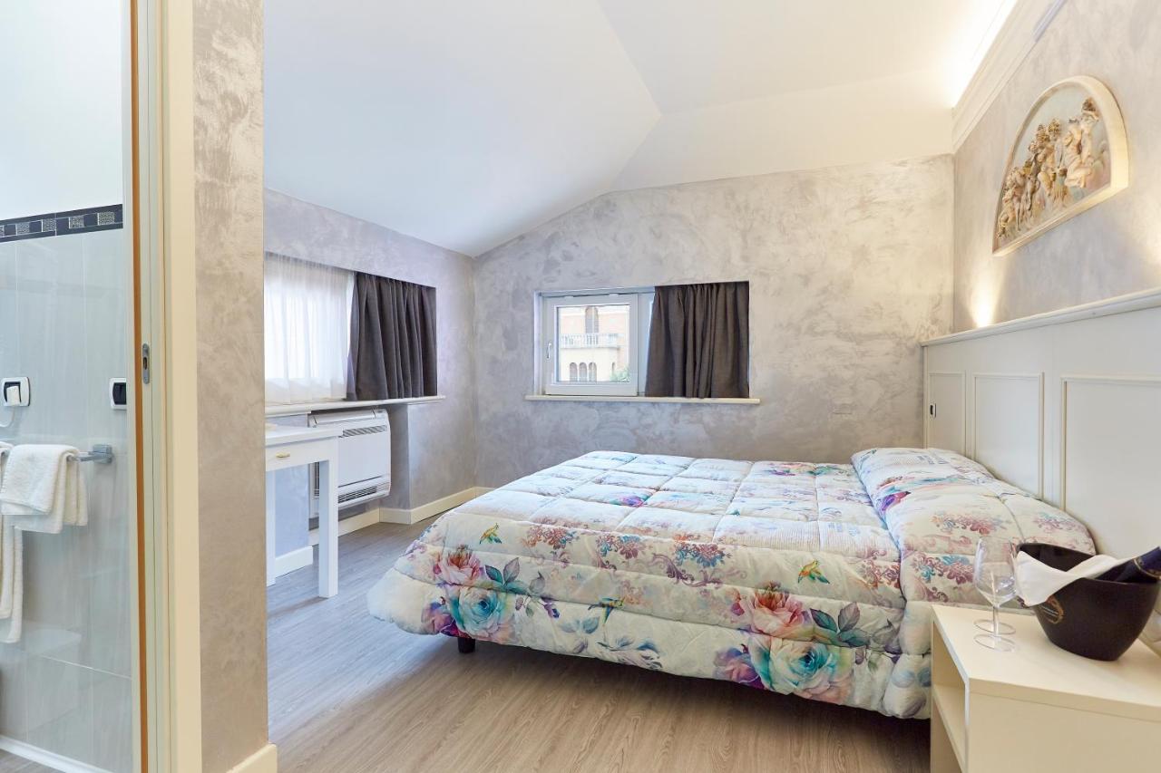 Hotel Villa Lilla Desenzano del Garda Luaran gambar