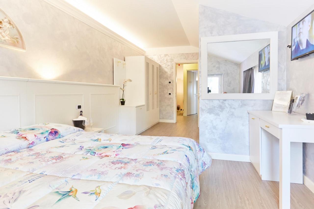 Hotel Villa Lilla Desenzano del Garda Luaran gambar