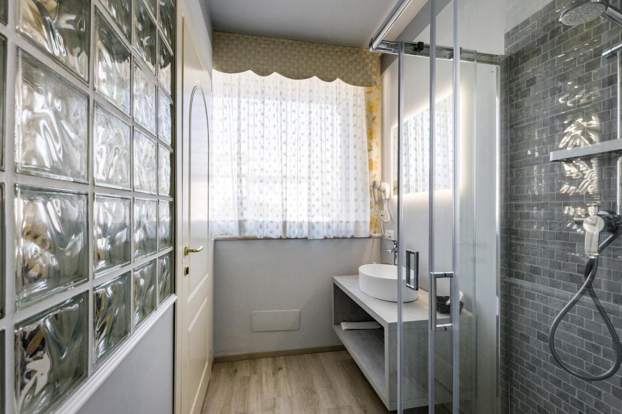 Hotel Villa Lilla Desenzano del Garda Luaran gambar