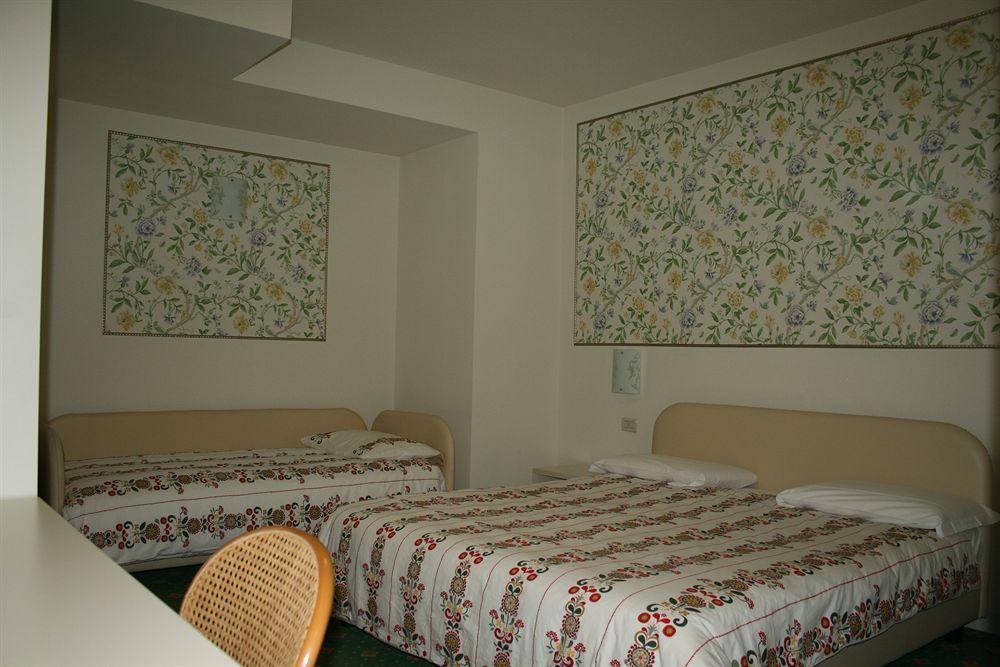 Hotel Villa Lilla Desenzano del Garda Luaran gambar