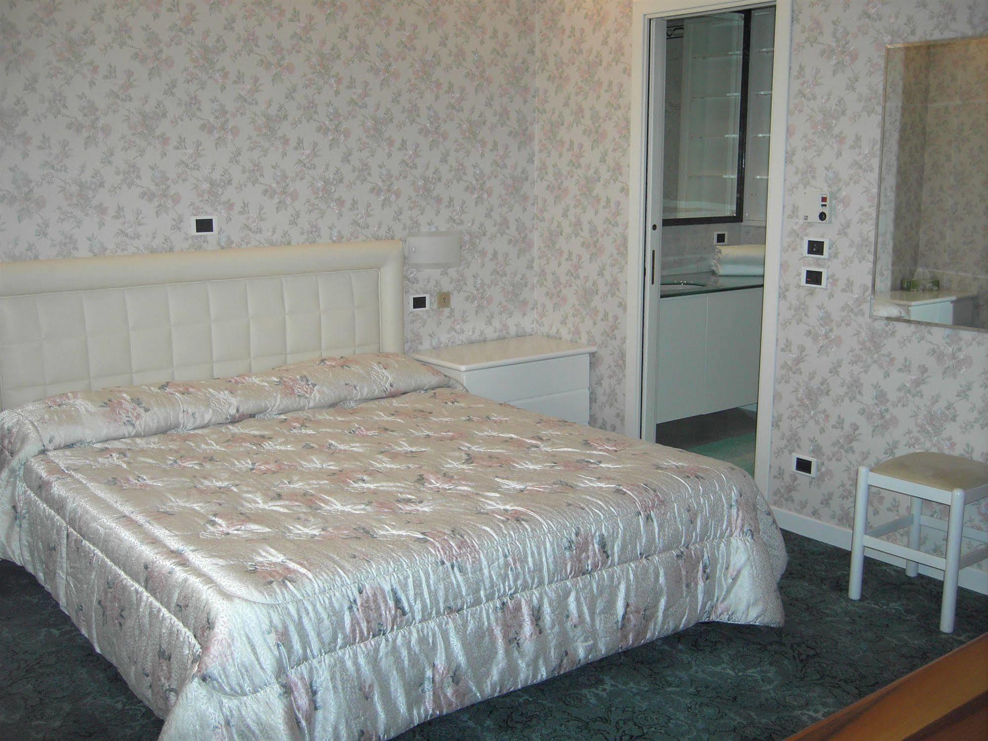 Hotel Villa Lilla Desenzano del Garda Luaran gambar